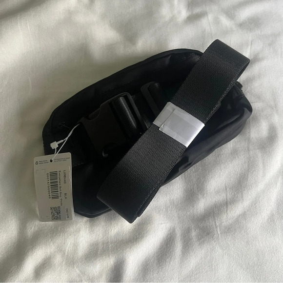 🆕 Lululemon Everywhere Belt Bag - Pride - Picture 4 of 6